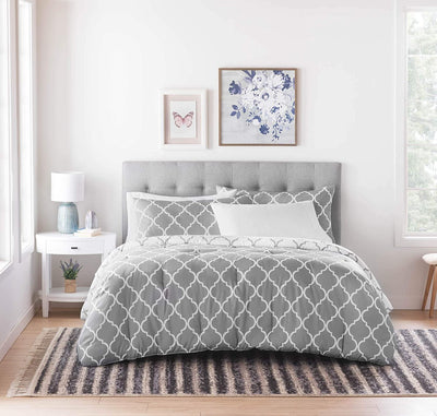 Gray/White Quatrefoil