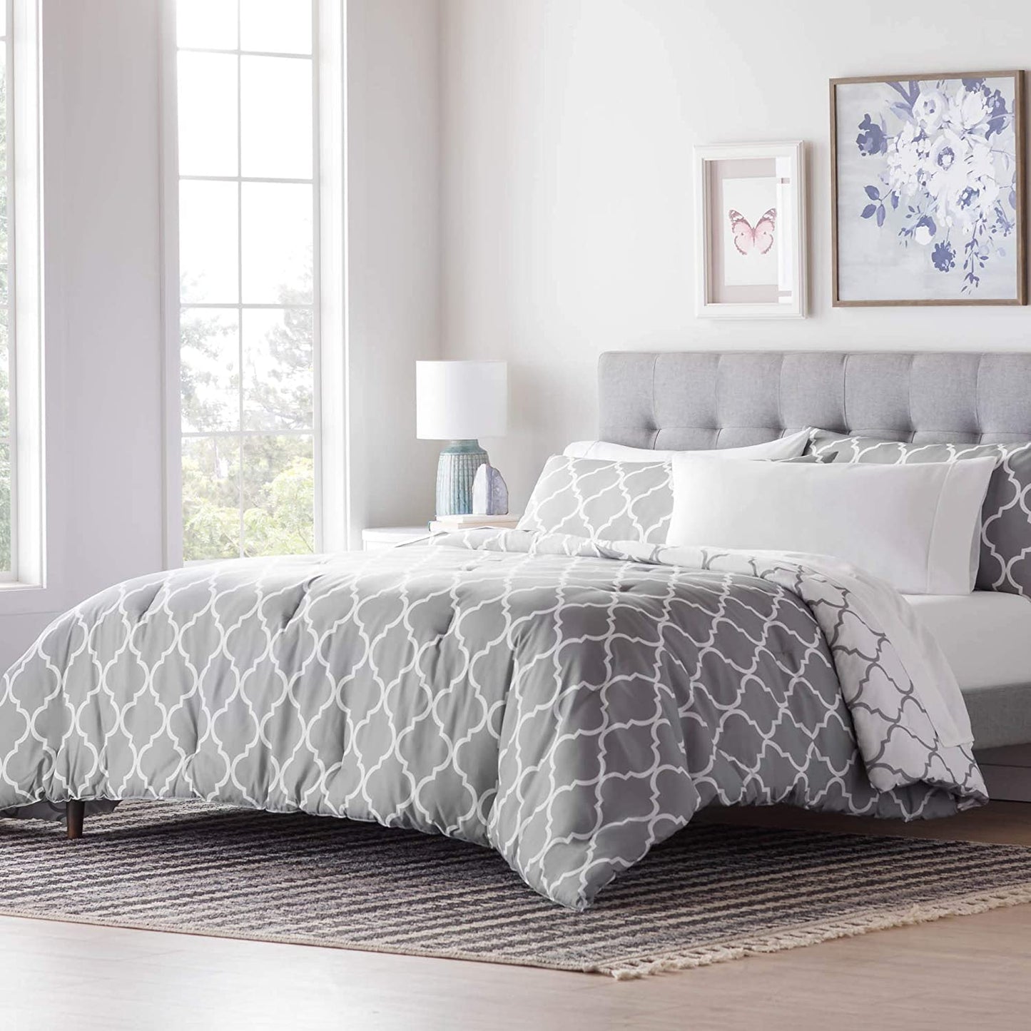 Gray/White Quatrefoil