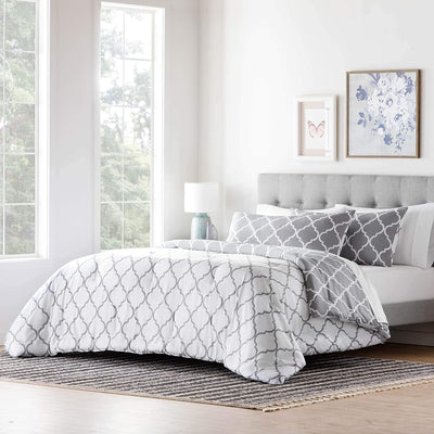 Gray/White Quatrefoil