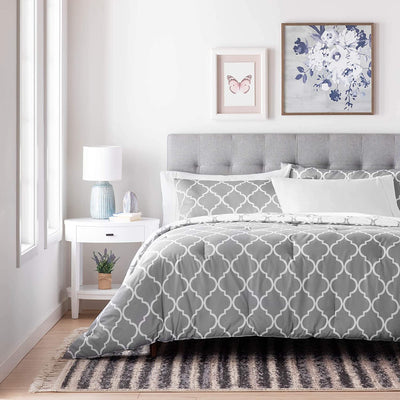 Gray/White Quatrefoil
