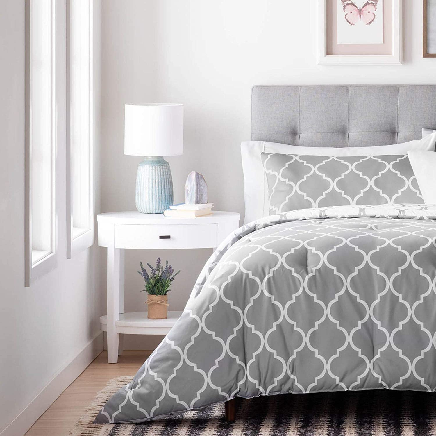 Gray/White Quatrefoil
