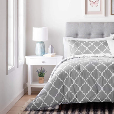 Gray/White Quatrefoil